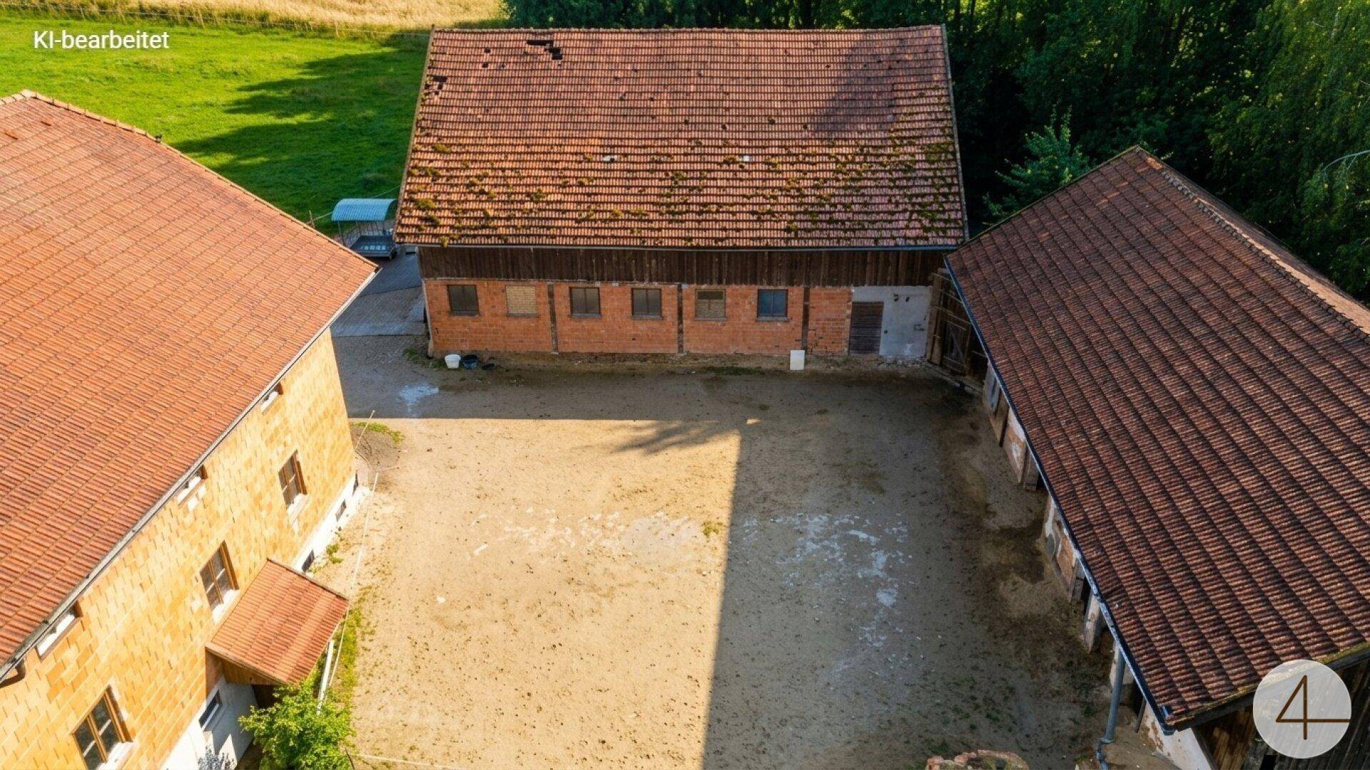 Weitwinkelaufnahme des Anwesens mit großem Innenhof und mehreren Gebäuden.