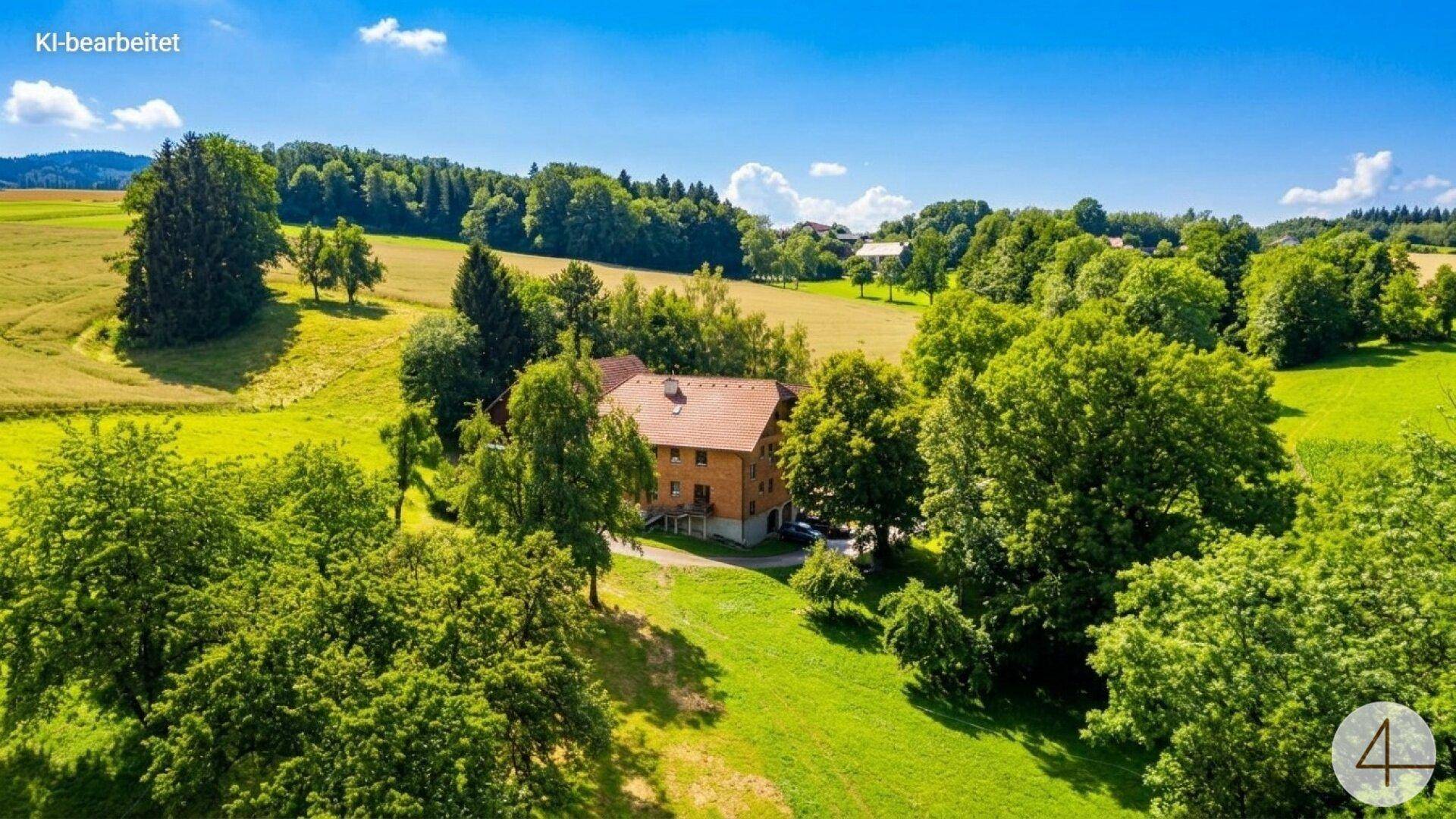 Weitläufige Luftaufnahme eines Anwesens mit viel Grün und ländlicher Umgebung.