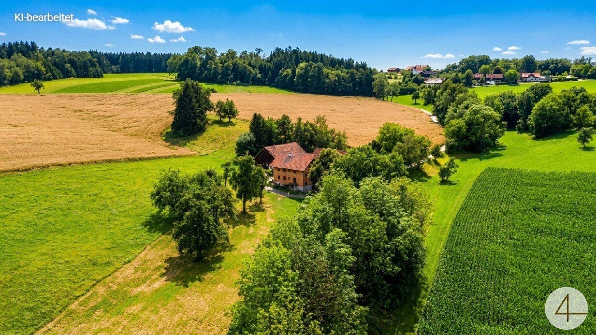 Luftaufnahme des Anwesens, eingebettet in eine weite, grüne Landschaft mit Feldern.
