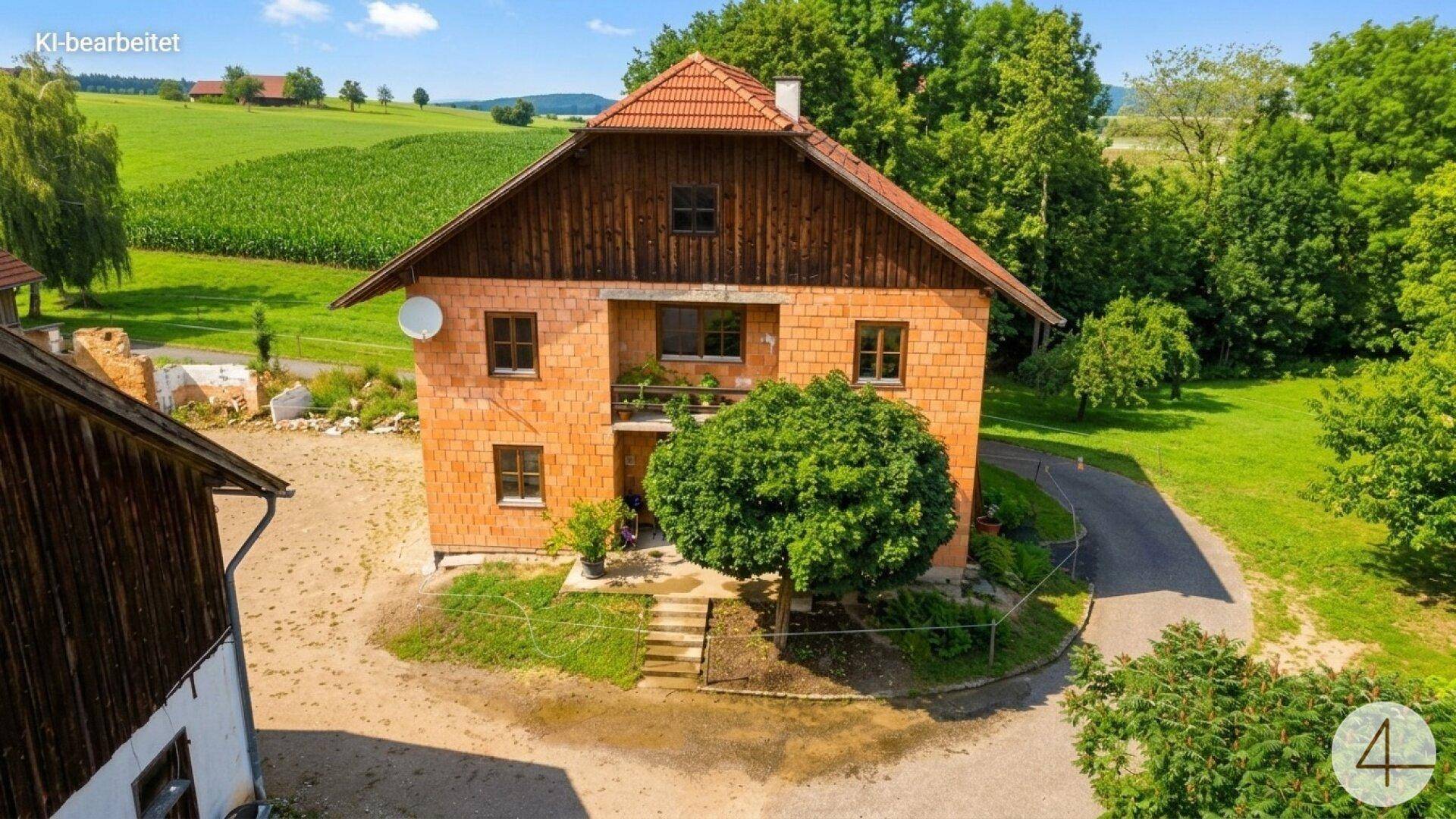 Vorderansicht eines traditionellen Ziegelhauses mit Holzelementen und Satteldach.