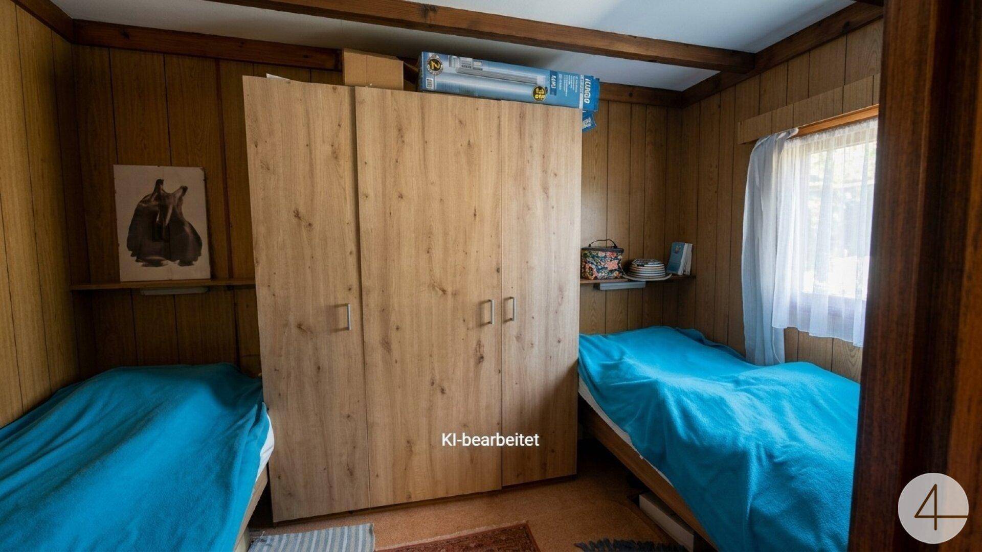 Schlafzimmer mit zwei Einzelbetten, Holzschrank und Fenster mit Blick ins Grüne.