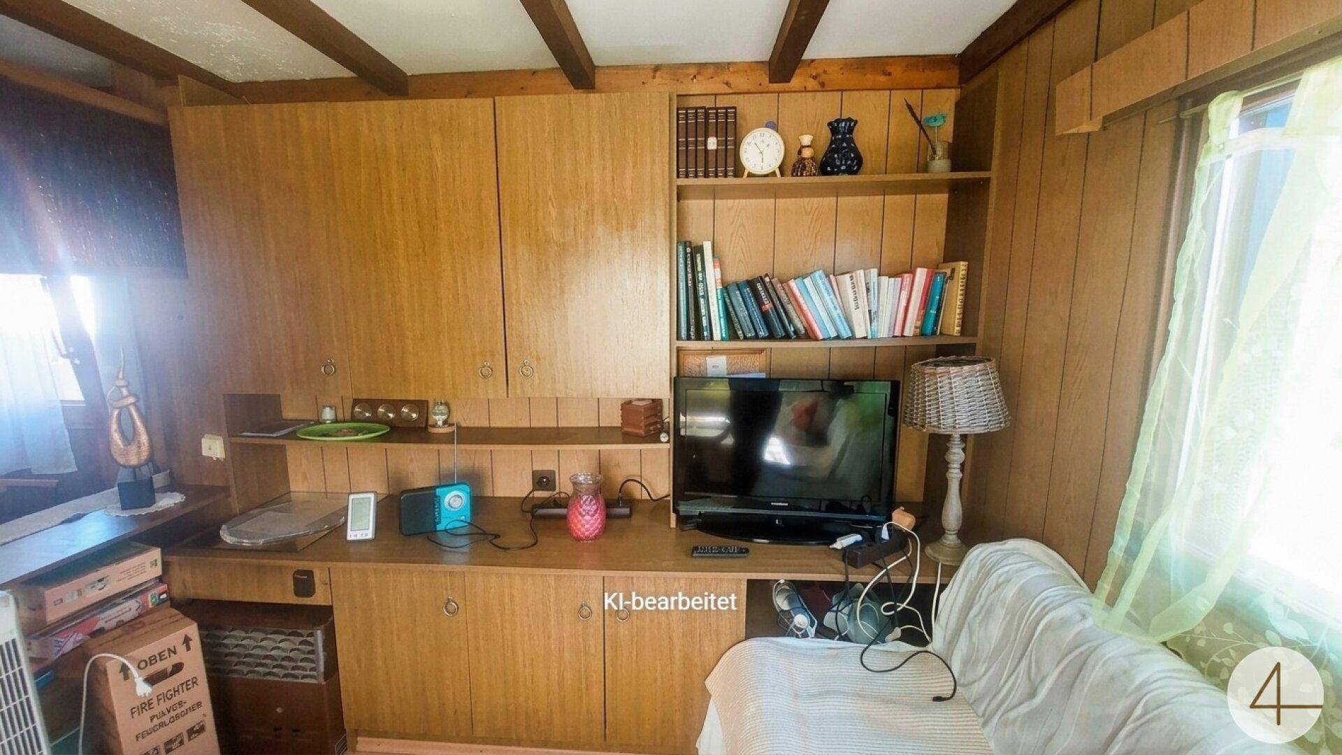 Wohnzimmerschrank mit Fernseher, Büchern und dekorativen Elementen in Holzoptik.