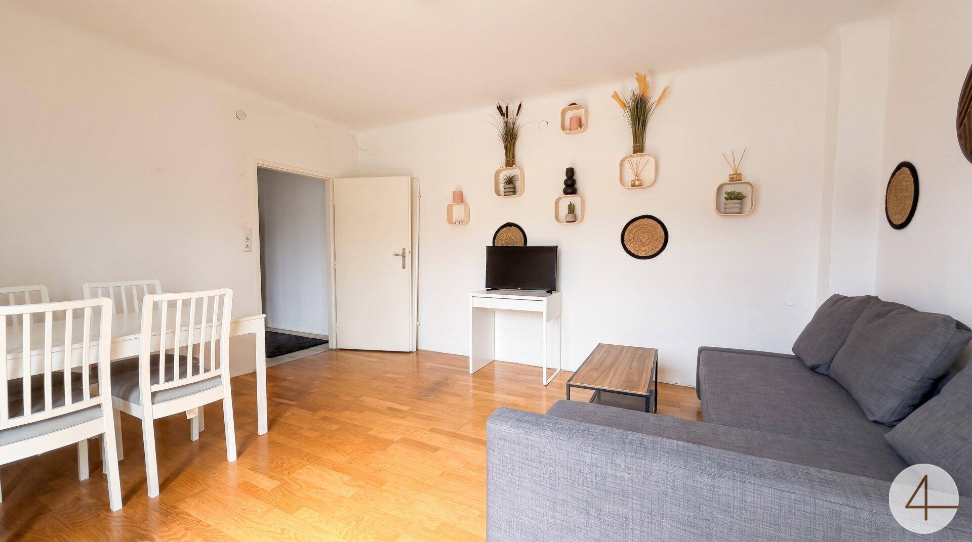 Geräumiger Wohnbereich mit Esstisch und Sofa, ideal für gesellige Stunden.