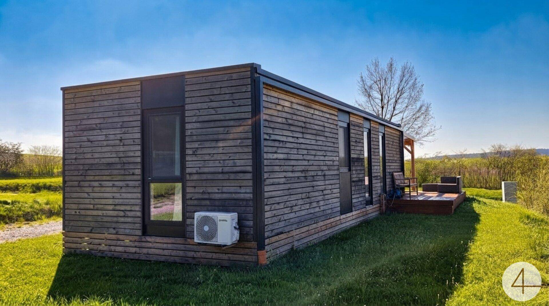 Moderne modulare Unterkunft mit Holzfassade und Klimaanlage im Außenbereich.