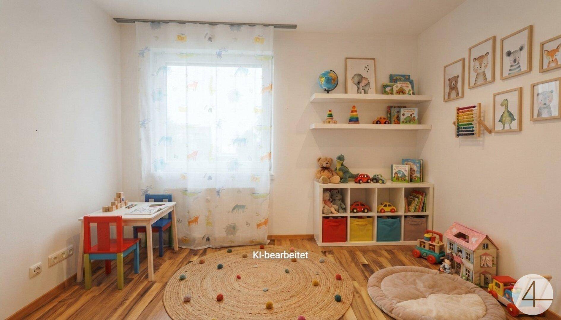 Helles Kinderzimmer mit Spielbereich, bunten Möbeln und Blick nach draußen.
