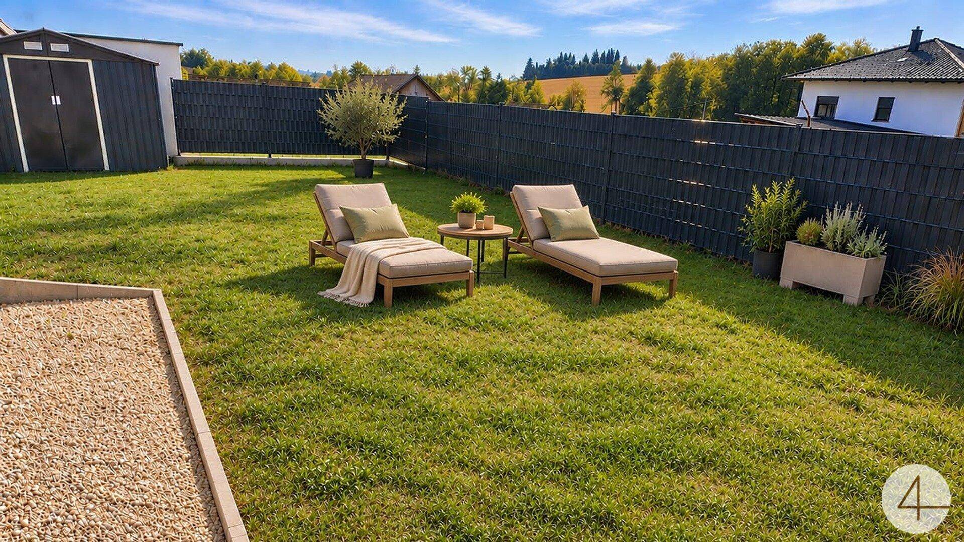 Sonniger Garten mit bequemen Liegestühlen, Rasenfläche und Blick ins Grüne für entspannte Stunden.