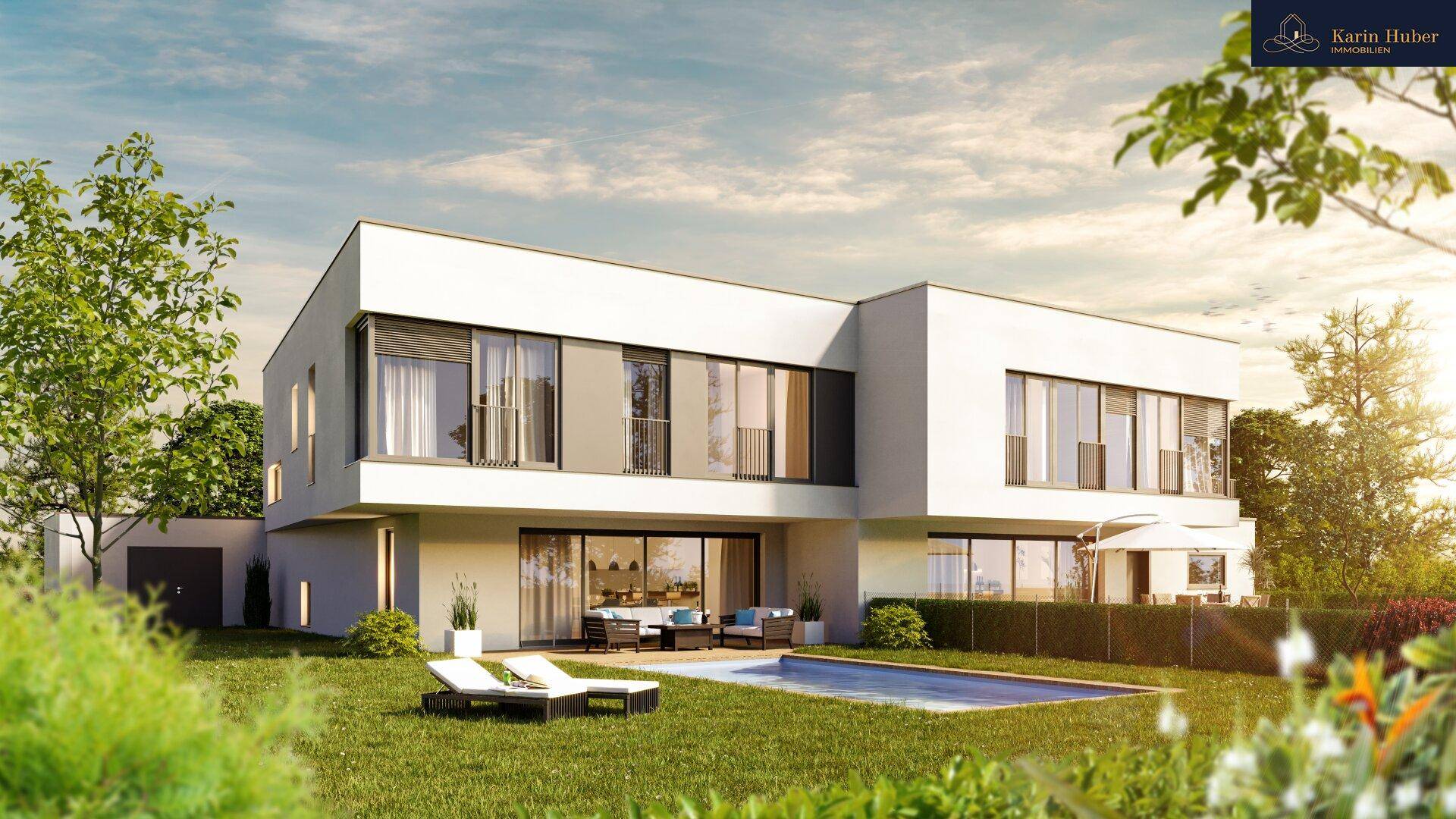 Hinteransicht der modernen Villa mit weitläufigem Garten, privatem Pool und sonniger Terrasse.