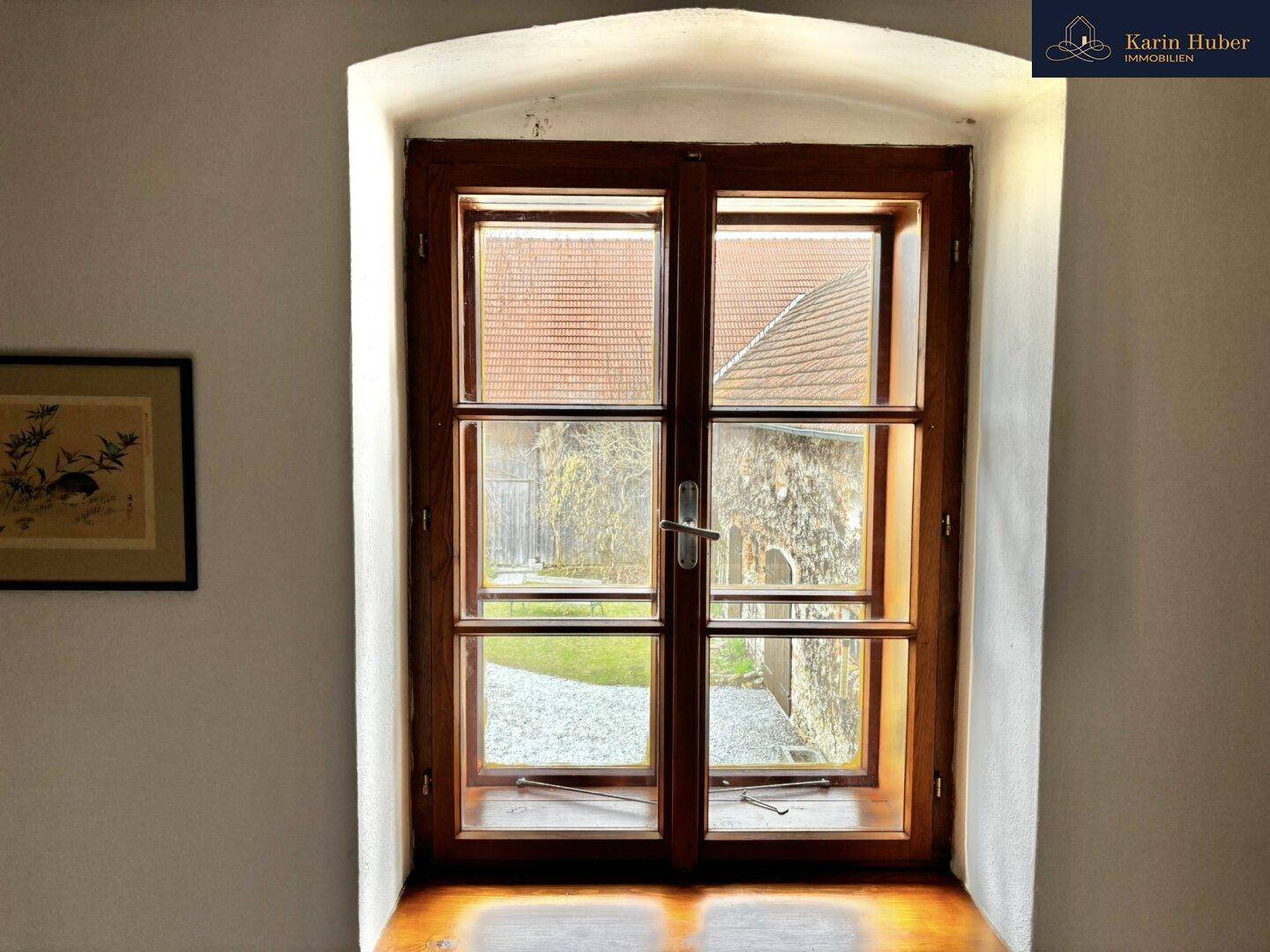 Fenster mit Blick auf den Innenhof und das Dach eines Nebengebäudes.