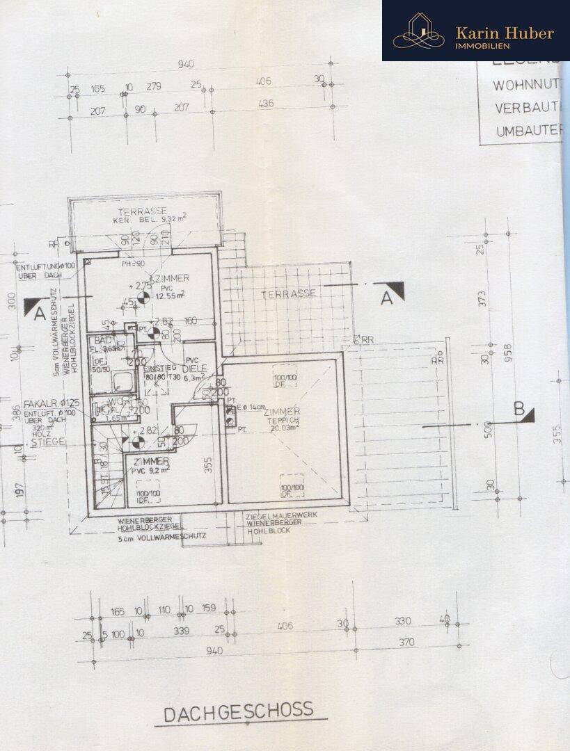 Grundriss des Dachgeschosses mit Terrassen und Zimmern, inklusive Maßen.