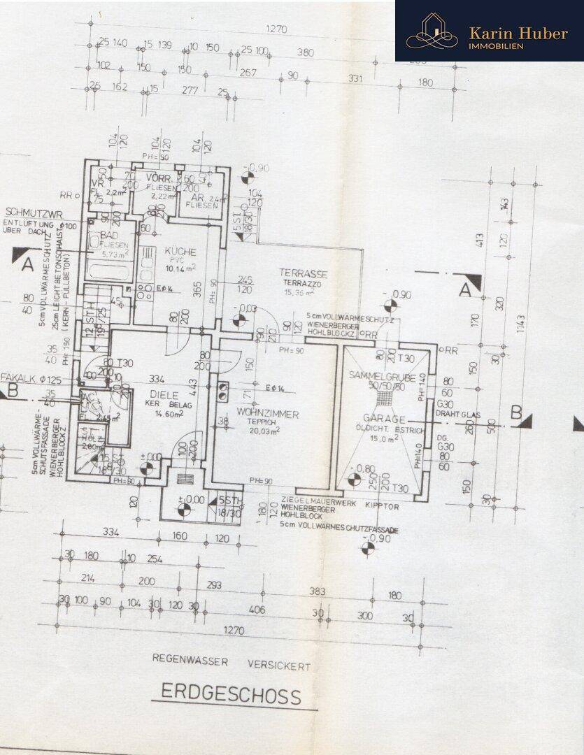 Grundriss des Erdgeschosses mit Wohnzimmer, Küche, Garage und Terrasse.