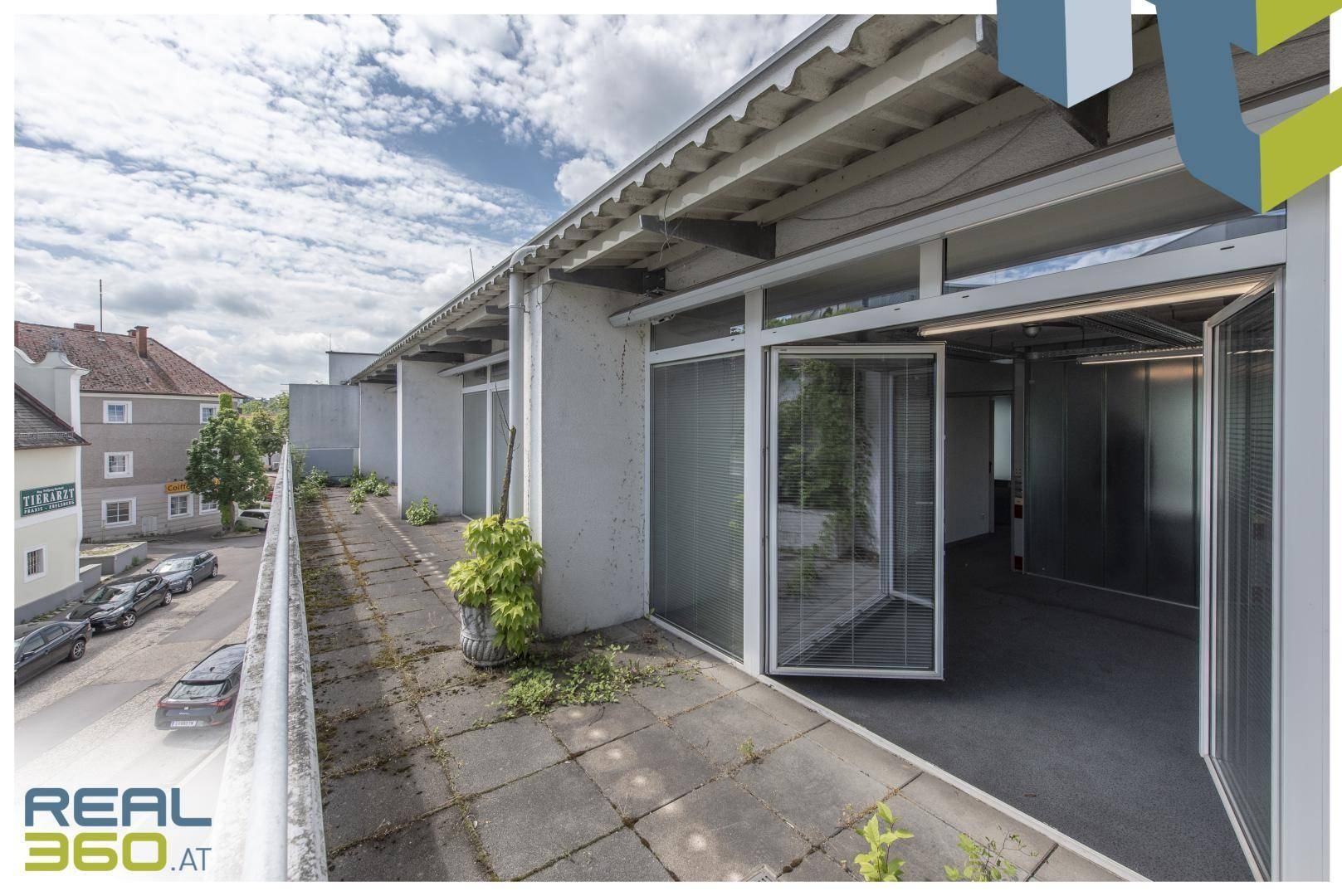 Blick von der Loggia in den Bürobereich