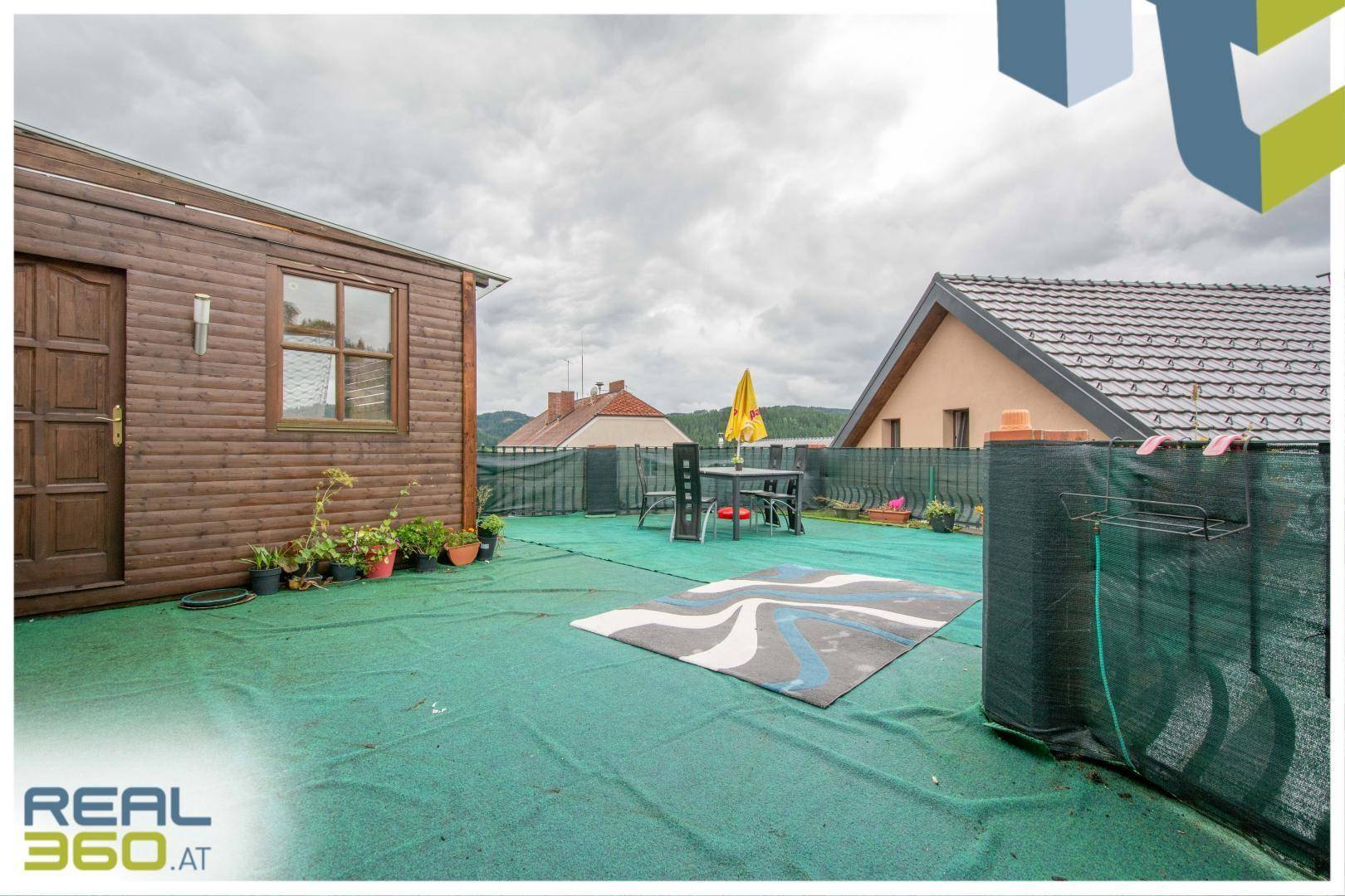 Terrasse mit Gartenhaus