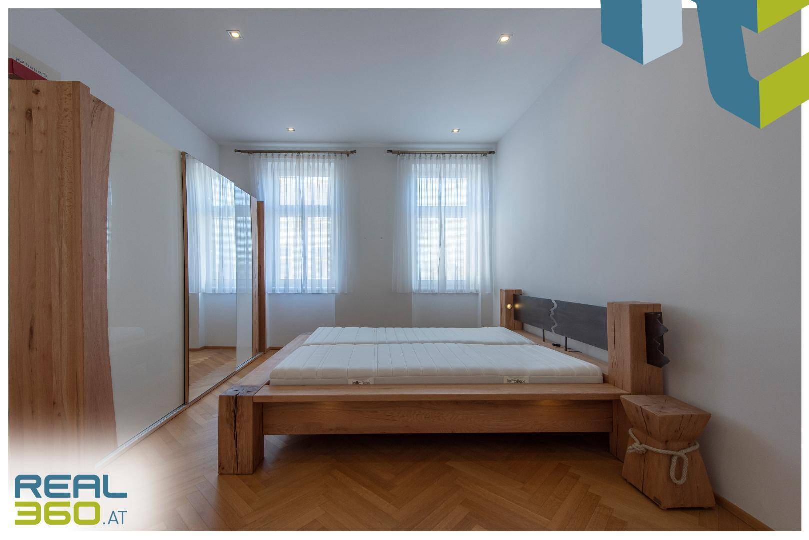 Schlafzimmer mit großem Kleiderschrank