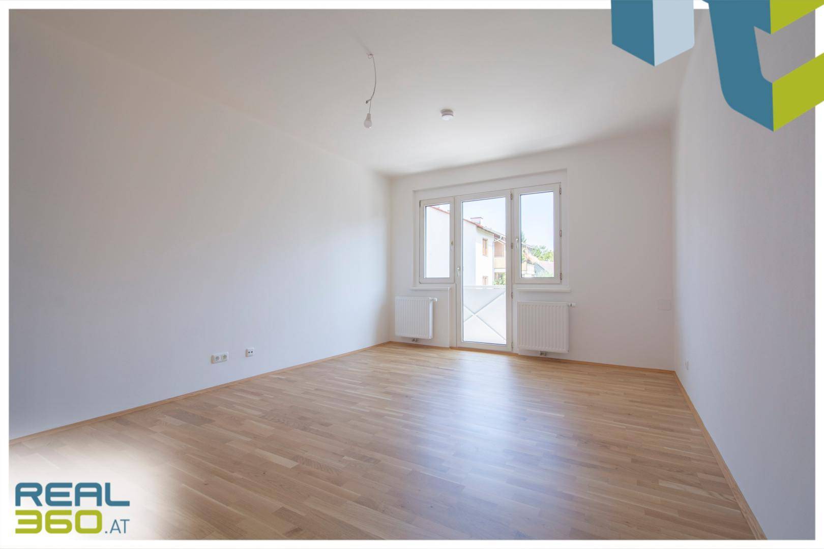 Zimmer 2 mit Zugang zum Balkon mit ca. 19,55 m²