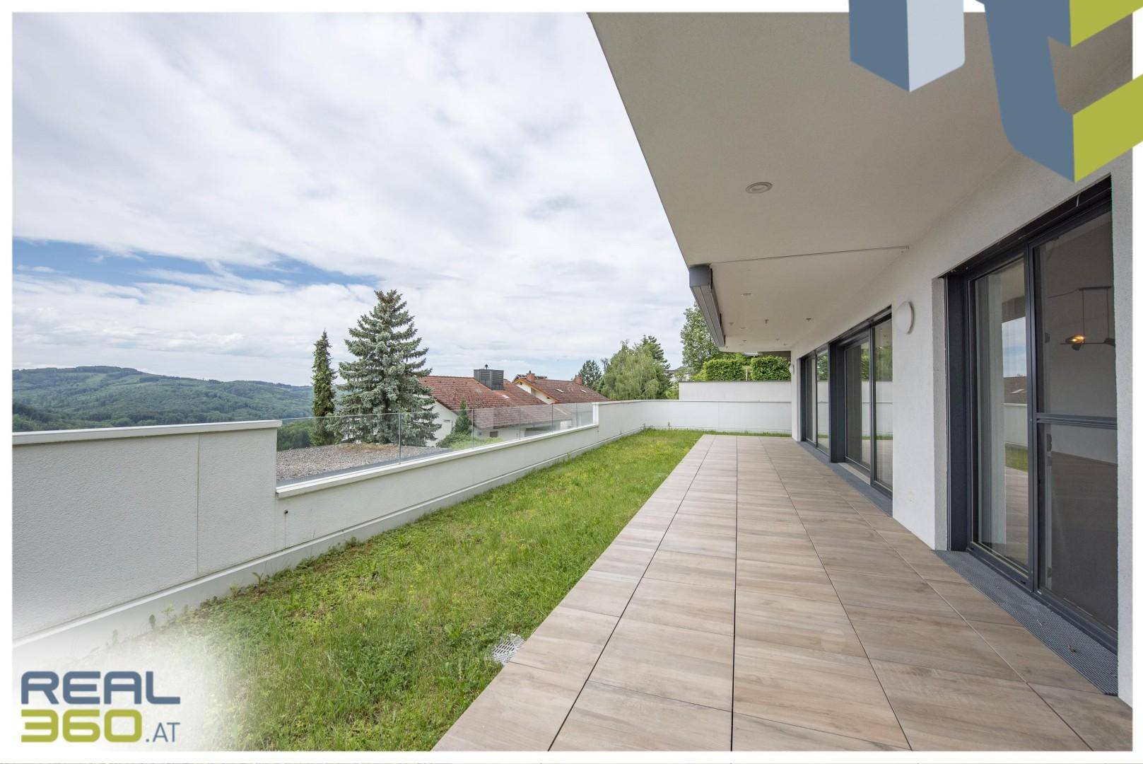 Ca. 35 m² geflieste Terrasse