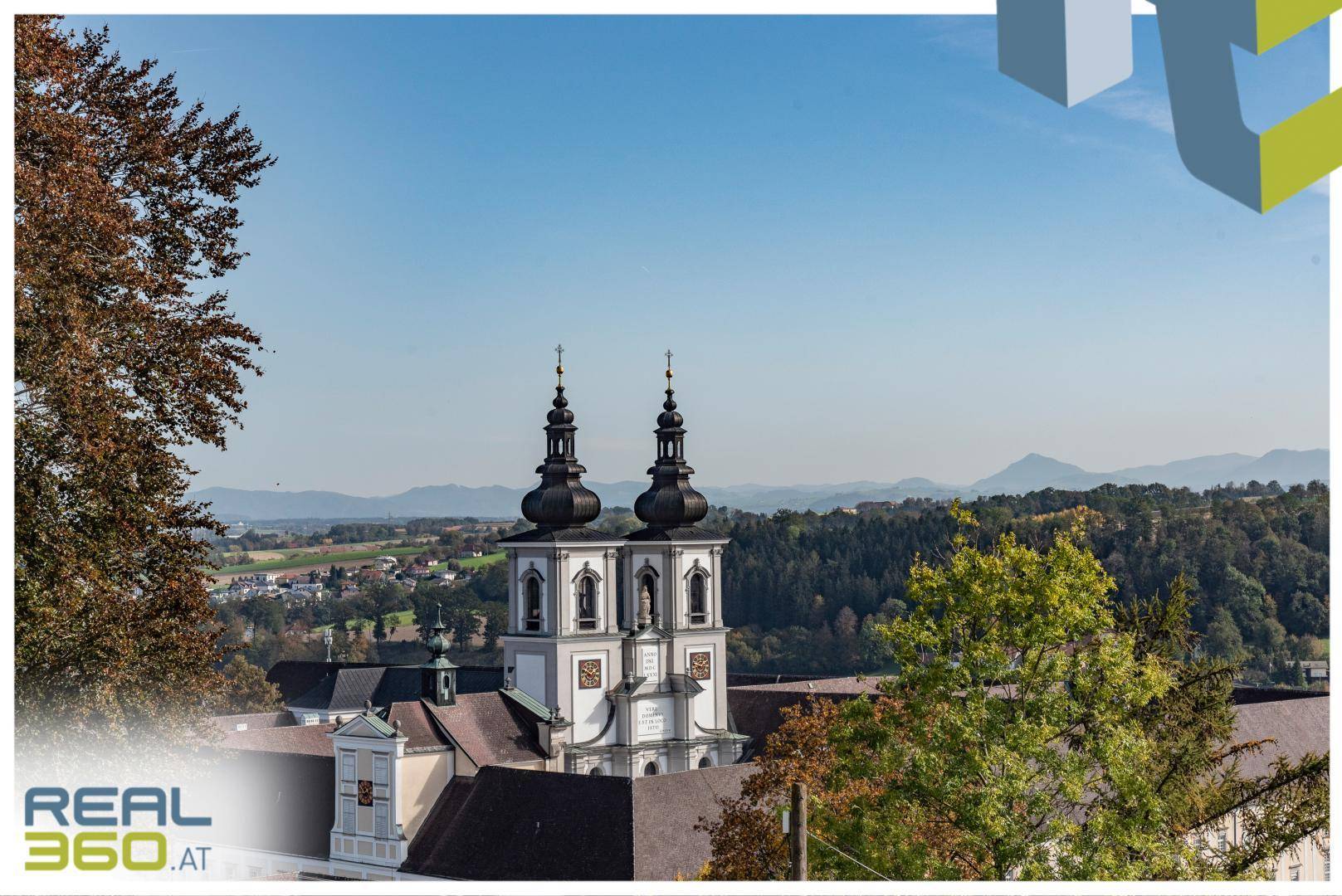 Blick auf das Stift Kremsmünster vom Grundstück