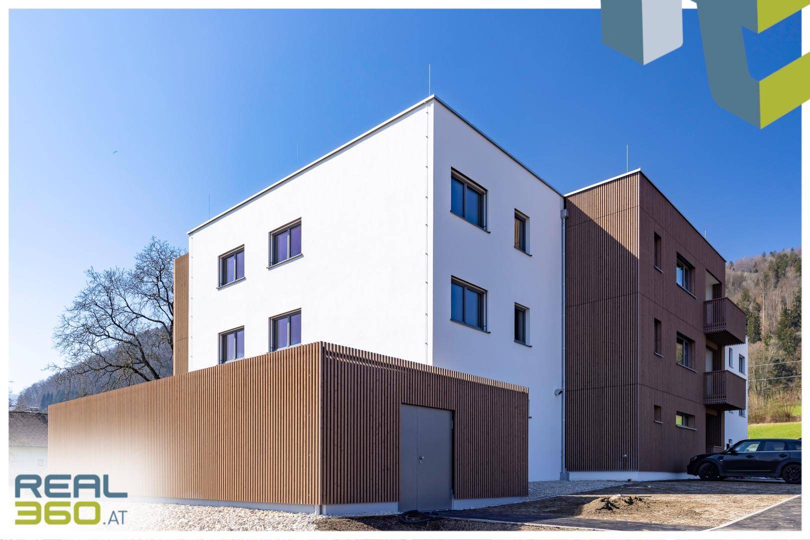 Blick vom Grünzug zum Gebäude