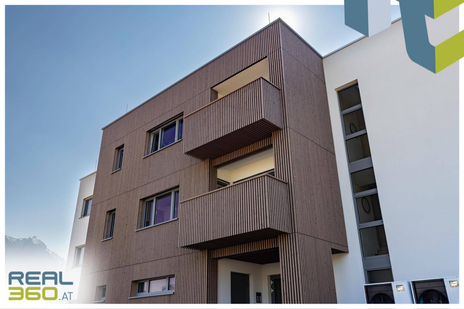 Aktraktive Holzfassade beim Haupteingang