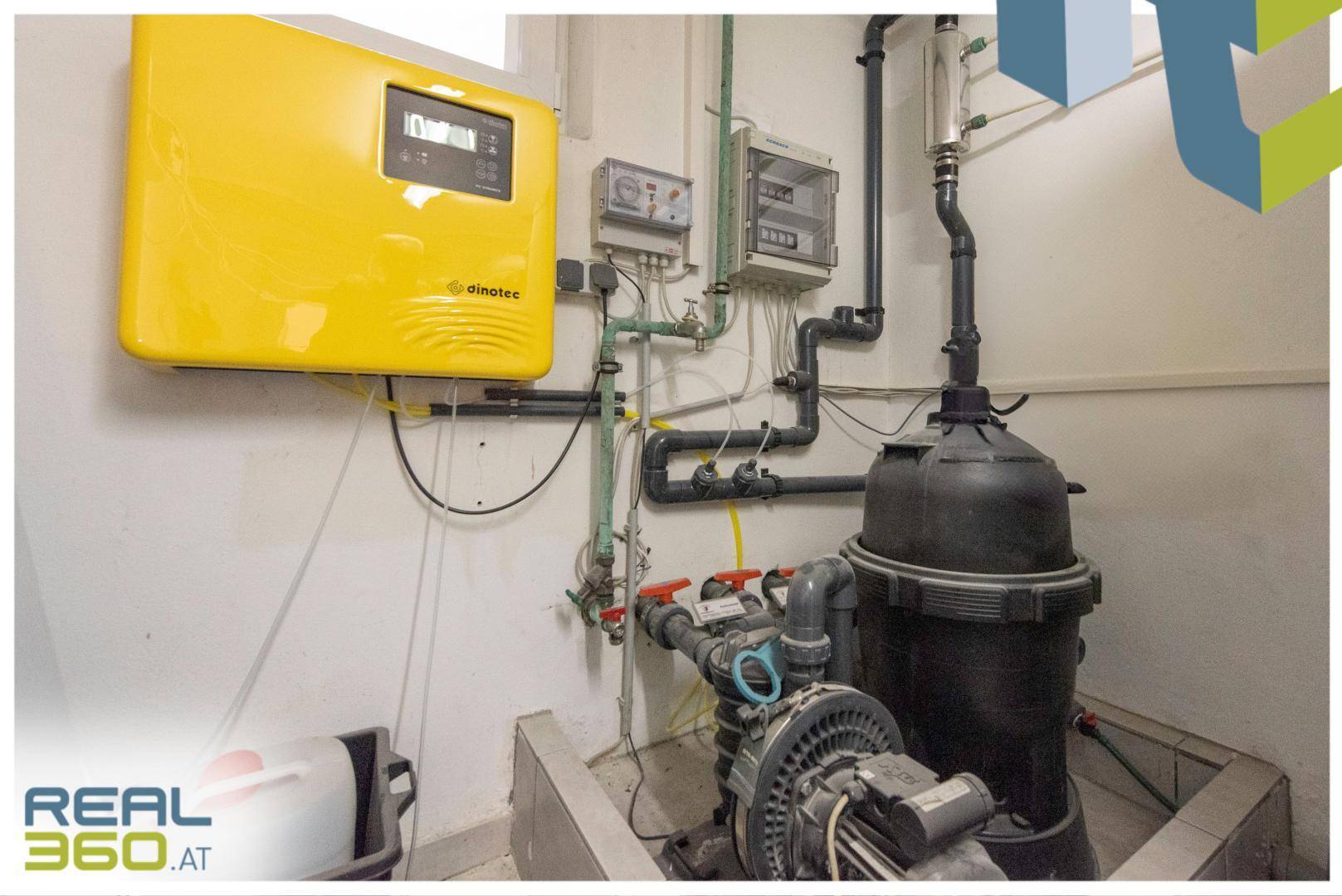 Pooltechnik im Technikraum im Keller