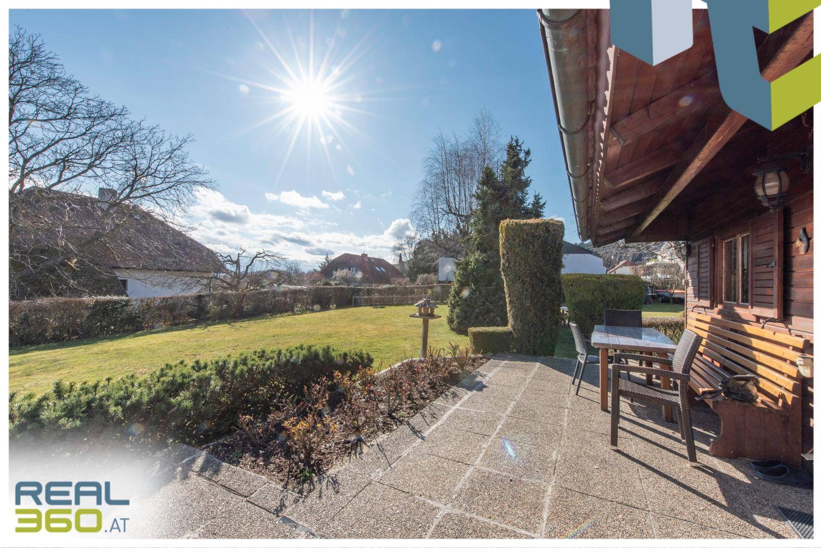 Terrasse vor der Holzhütte