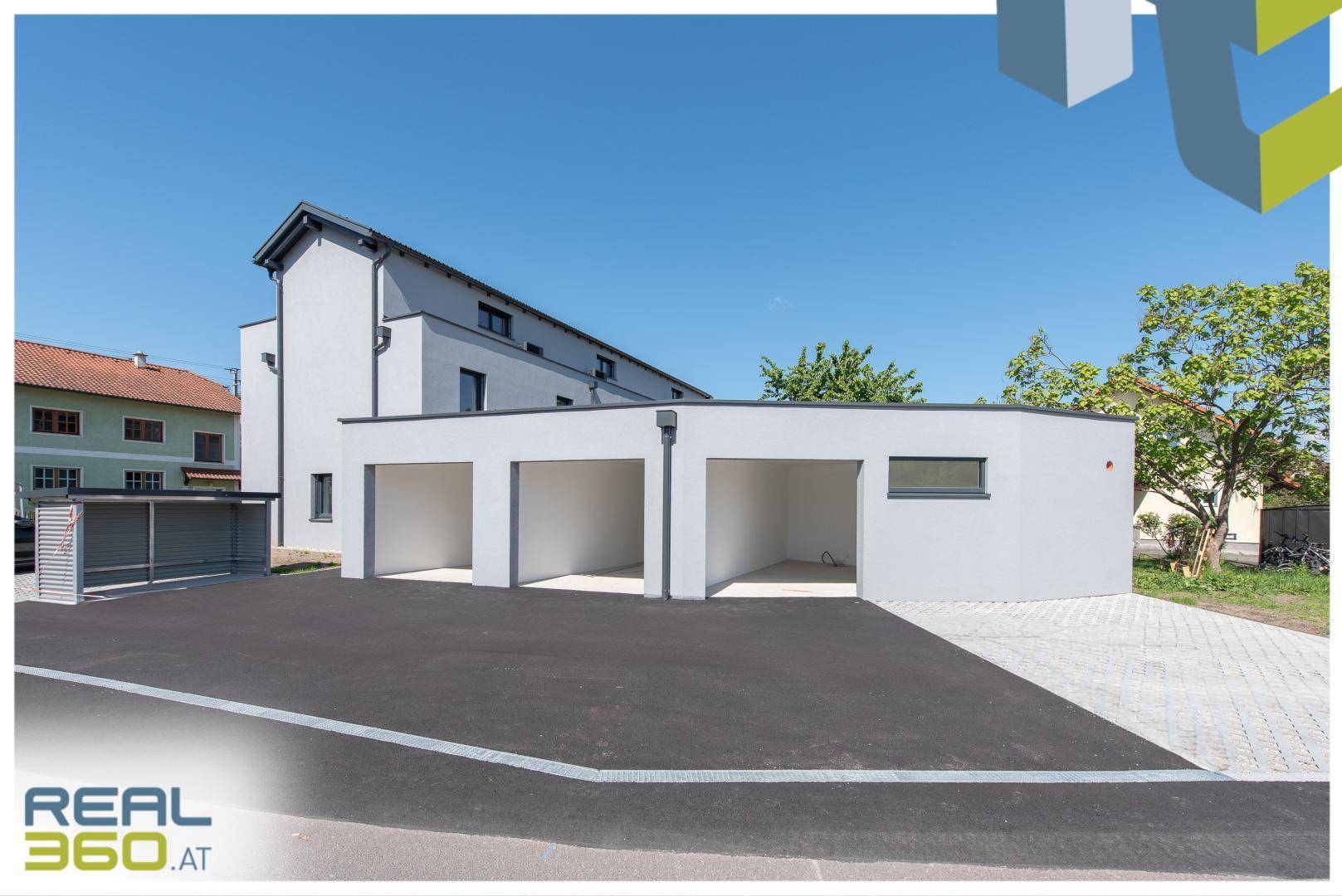 Außenansicht und Garagen
