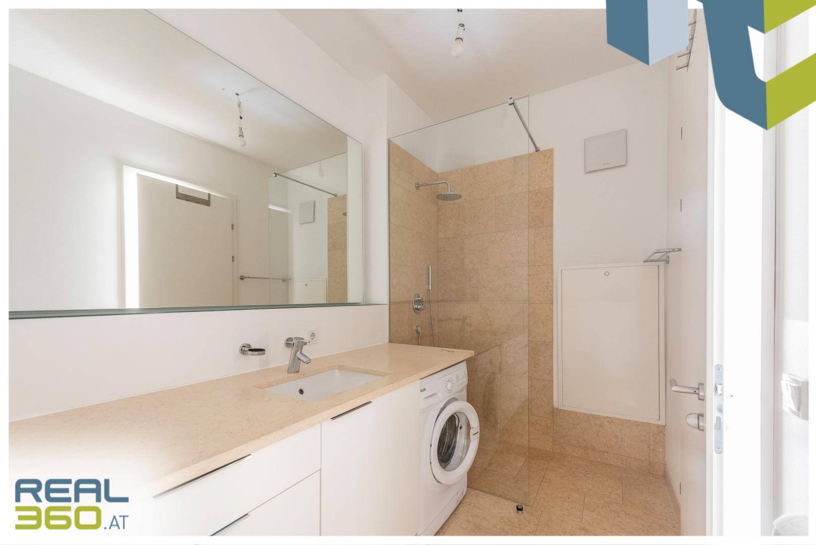 Badezimmer mit Toilette Dusche und Waschmaschine
