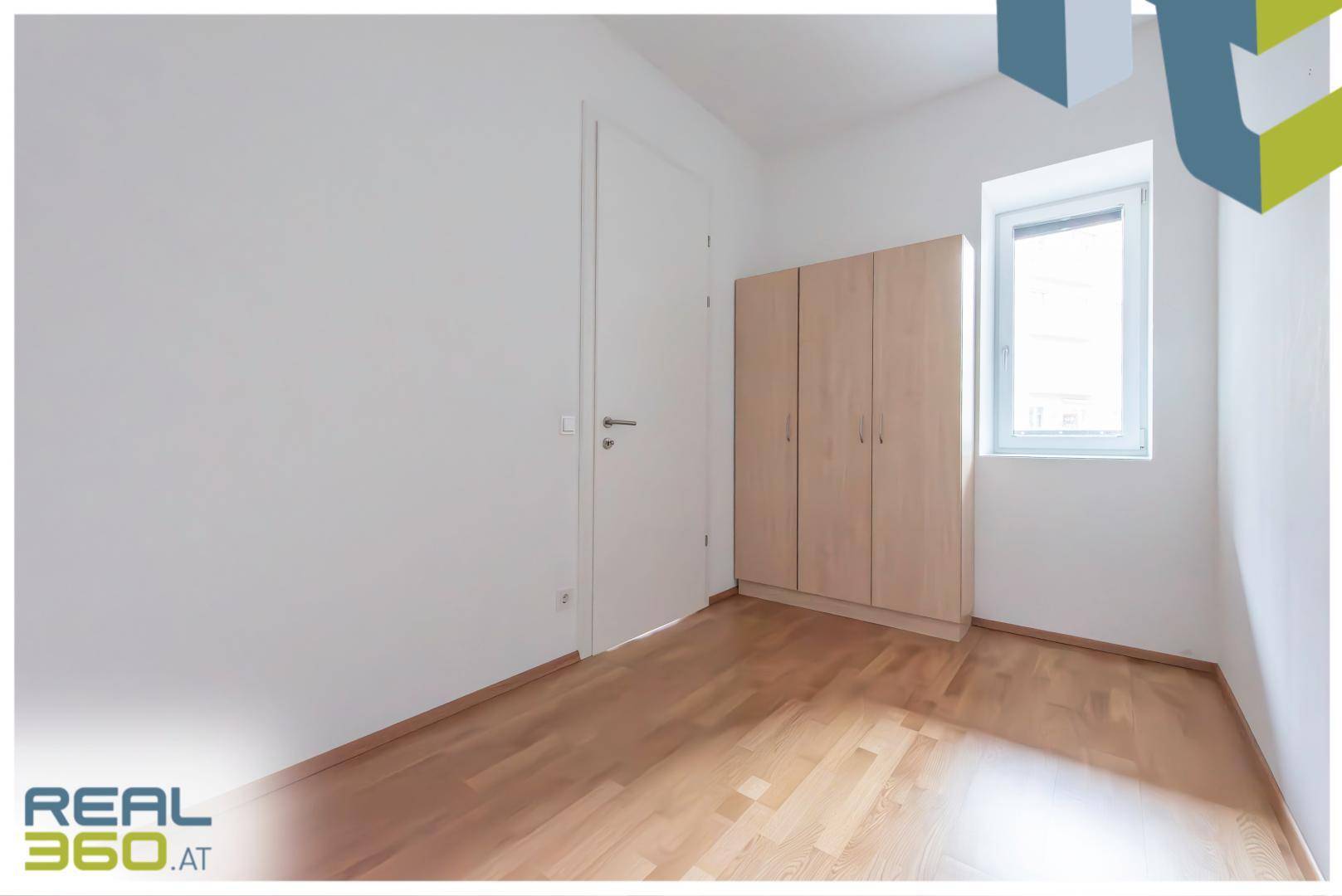 Schlafzimmer mit Fenster zum Innenhof