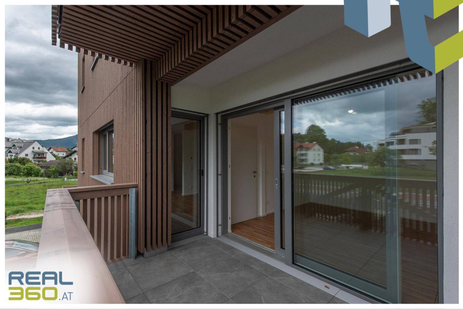 Loggia mit Blick in den Wohnbereich