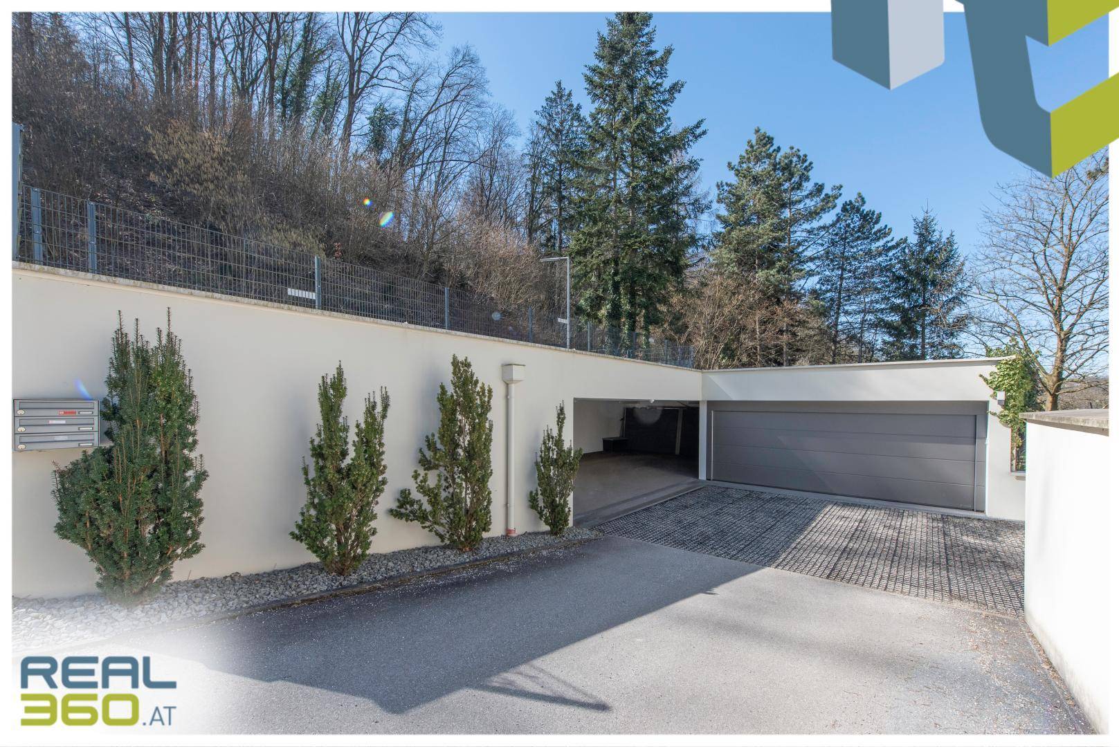 Zufahrt zu den Parkplätzen (Carports)