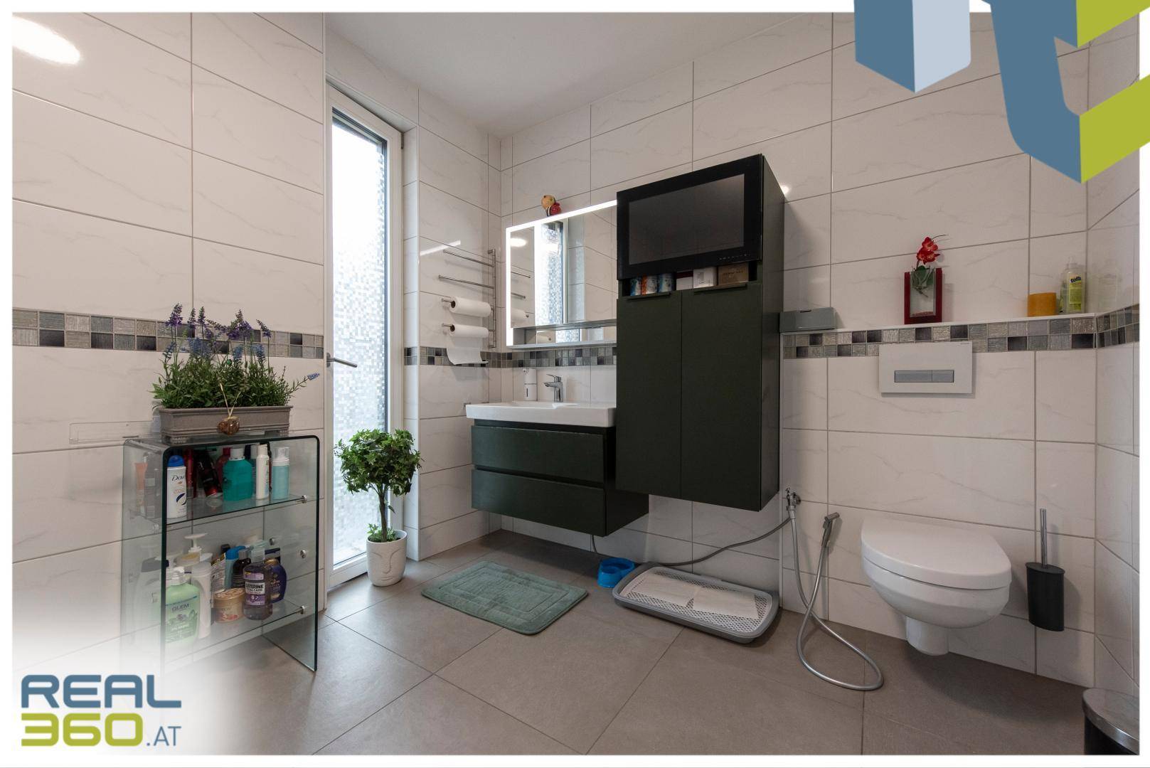 Badezimmer mit Dusche & Badewanne