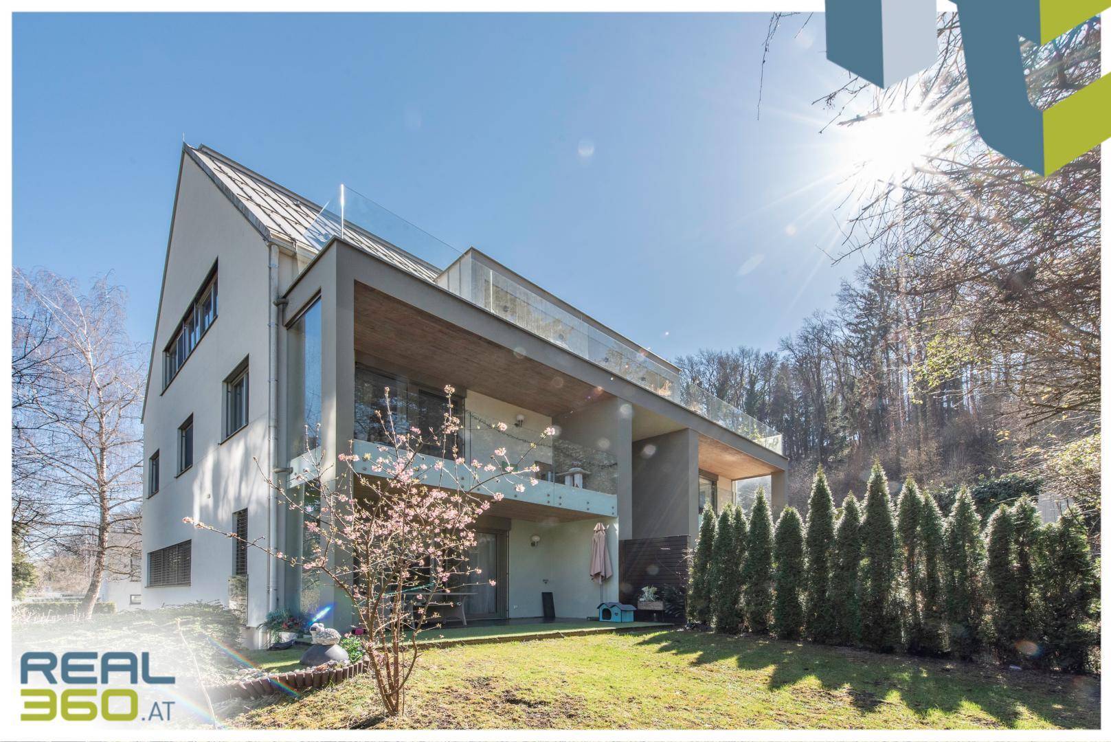 Garten mit Terrasse und Balkon im 1. OG