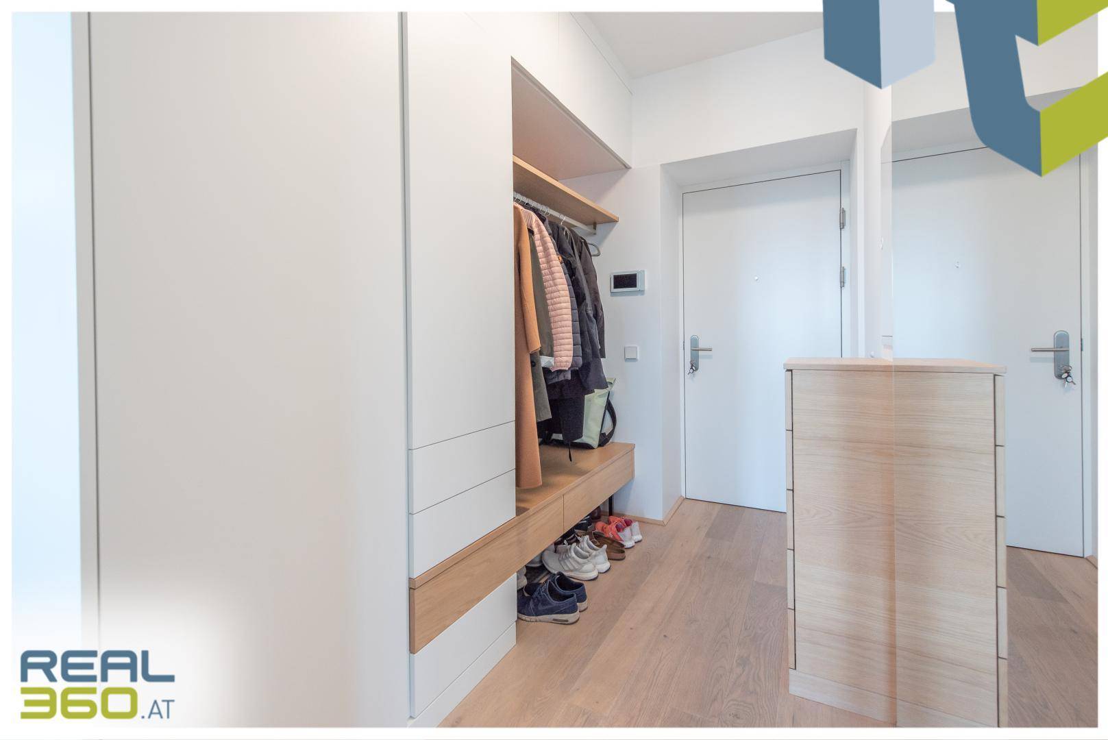 Helle freundliche Garderobe vom Tischler gefertigt
