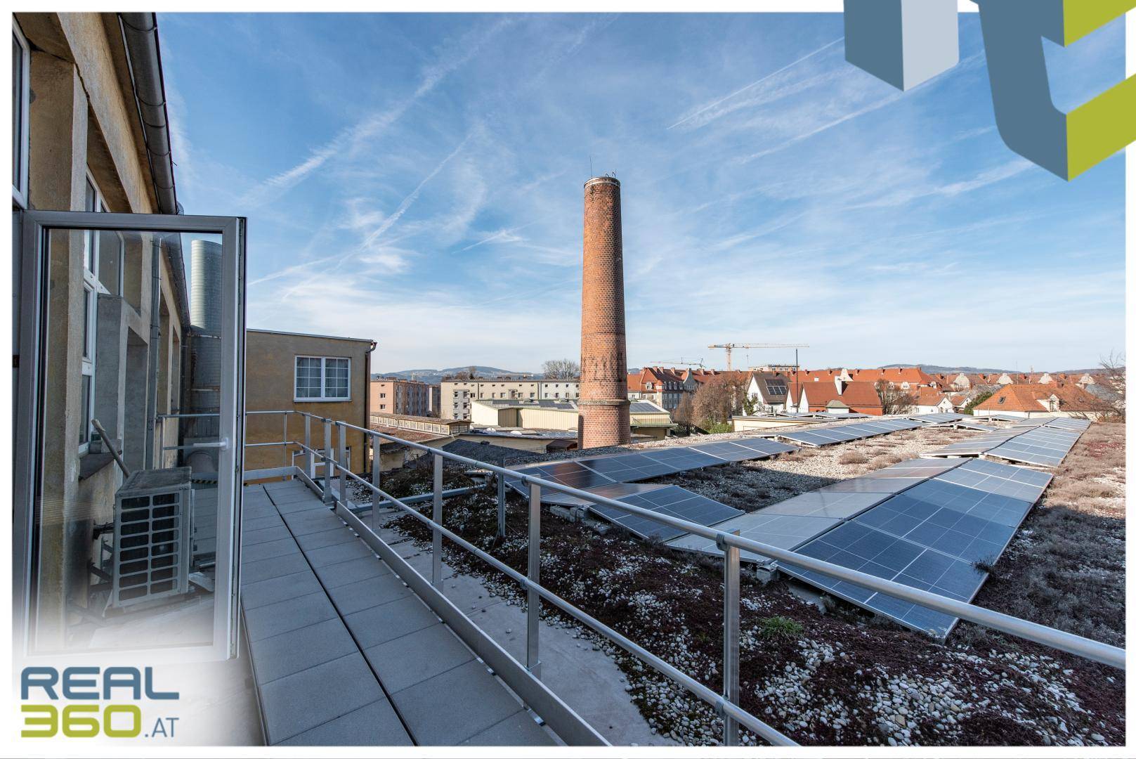 Balkon mit Blick über das Gelände und die PV-Anlag