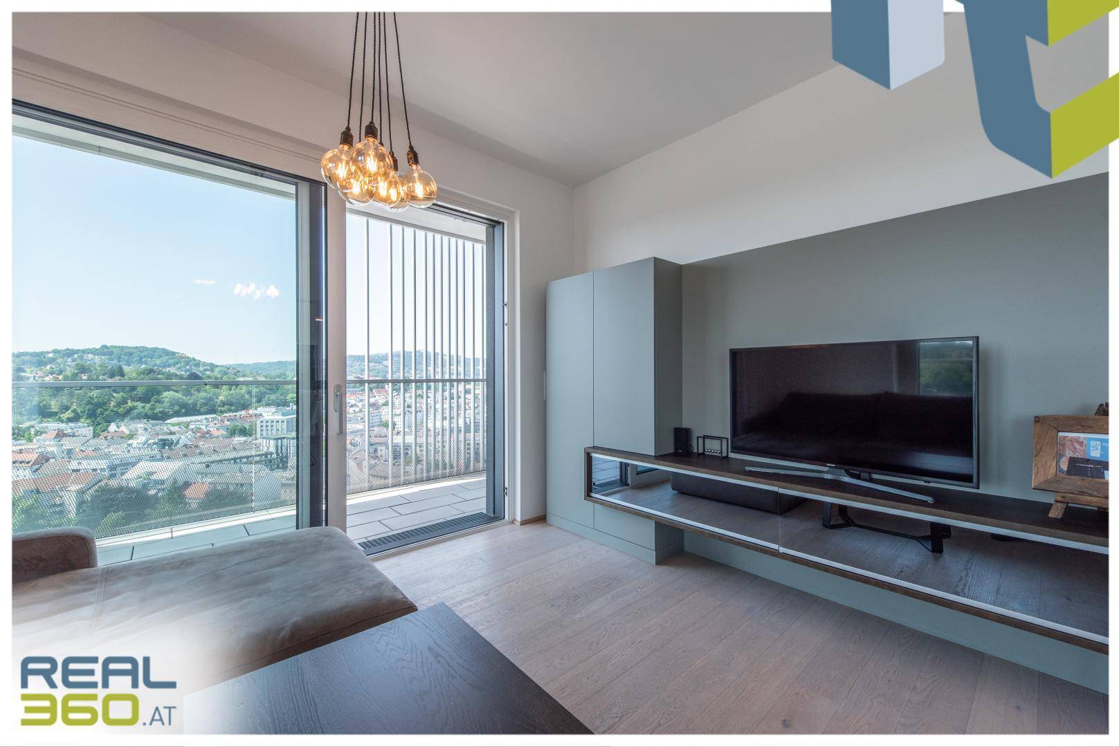 Wohnzimmer mit Blick auf den Pöstlingberg