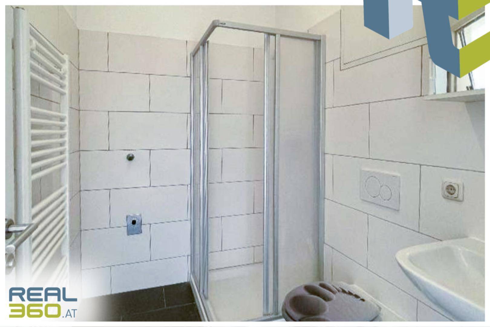 Bad mit Dusche und Handtuchheizkörper