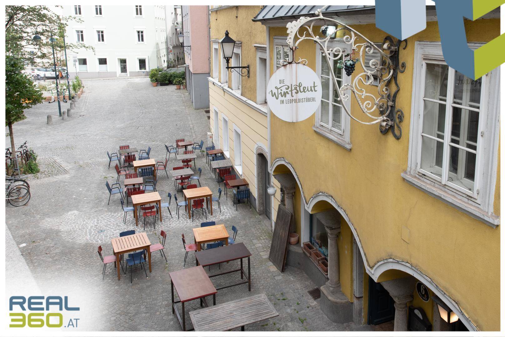 Außenansicht mit Gastgartenbereich