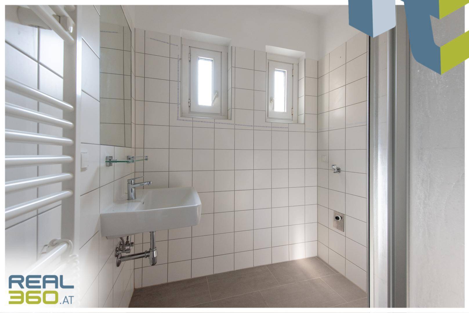 Badezimmer mit Dusche und Waschmaschinenanschluss