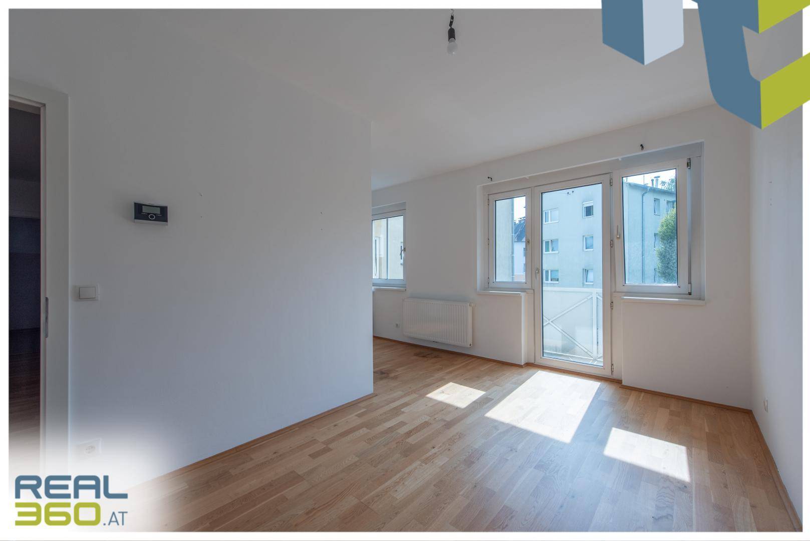Wohnzimmer | Essbereich | Balkonzugang