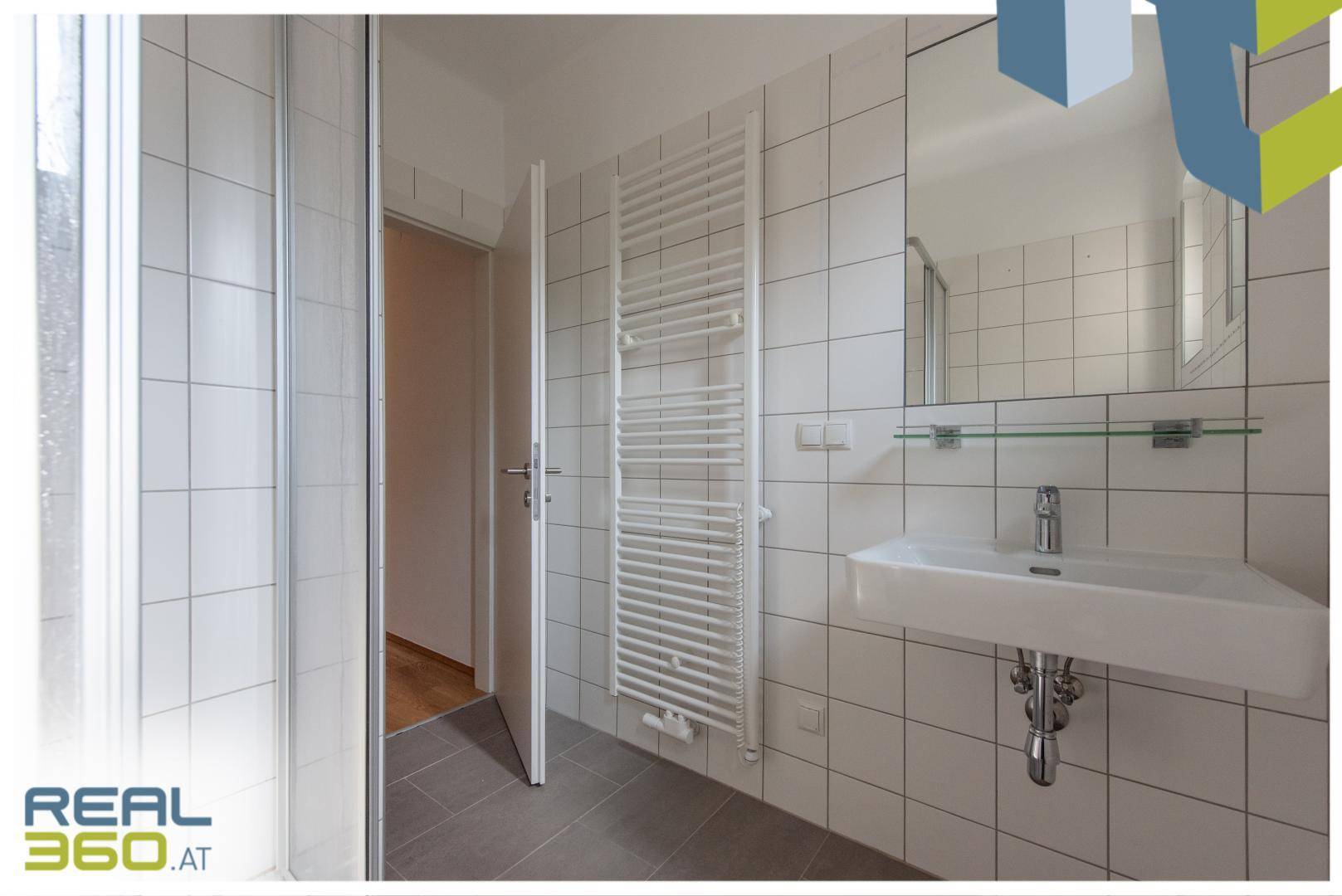 Badezimmer mit Dusche und Waschmaschinenanschluss