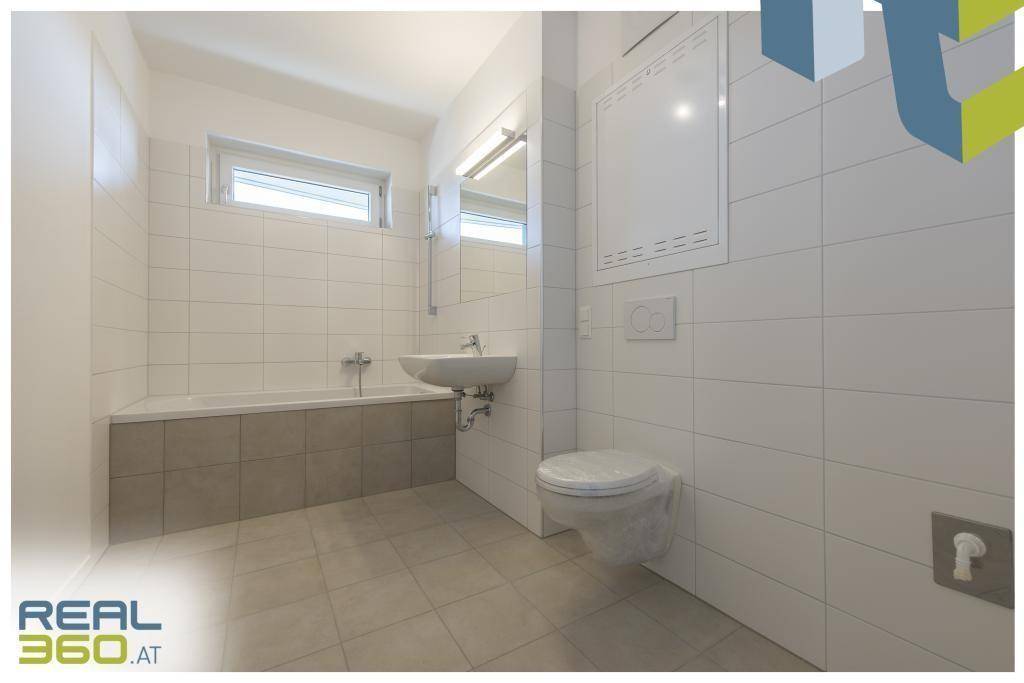 Badezimmer mit Badewanne und Toilette