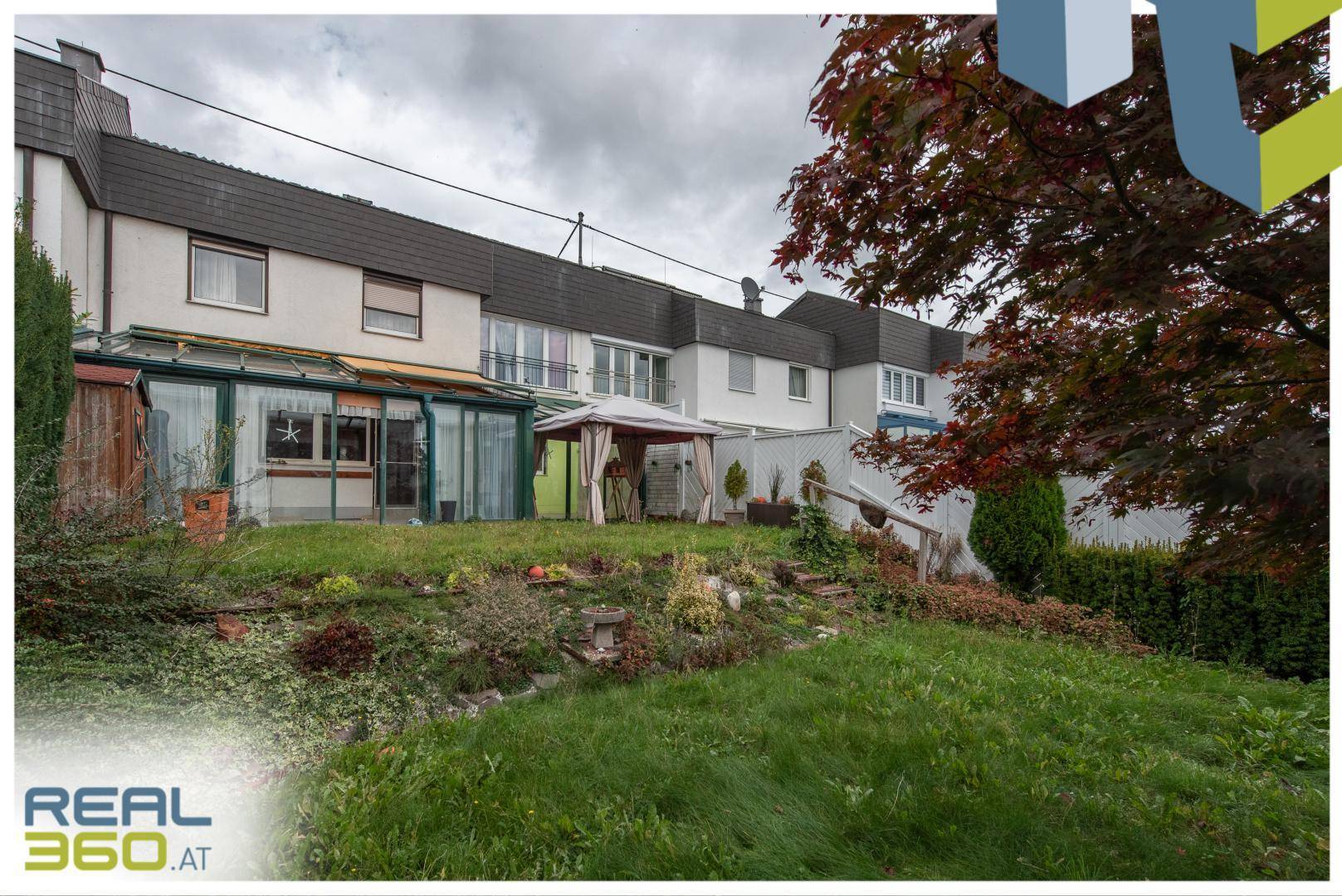 Garten mit Blick auf das Haus