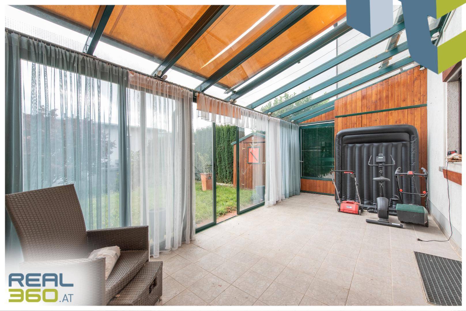 Wintergarten mit Ausgang zum Garten