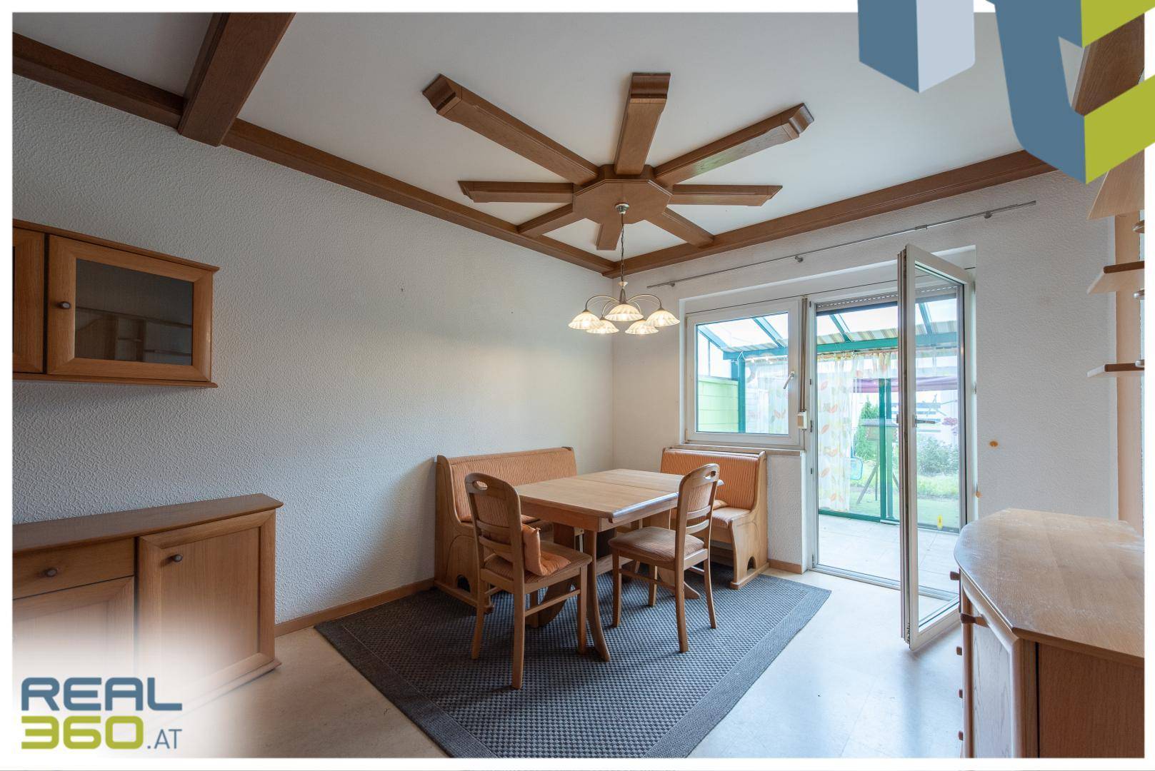 Essbereich mit dem Ausgang zum Wintergarten