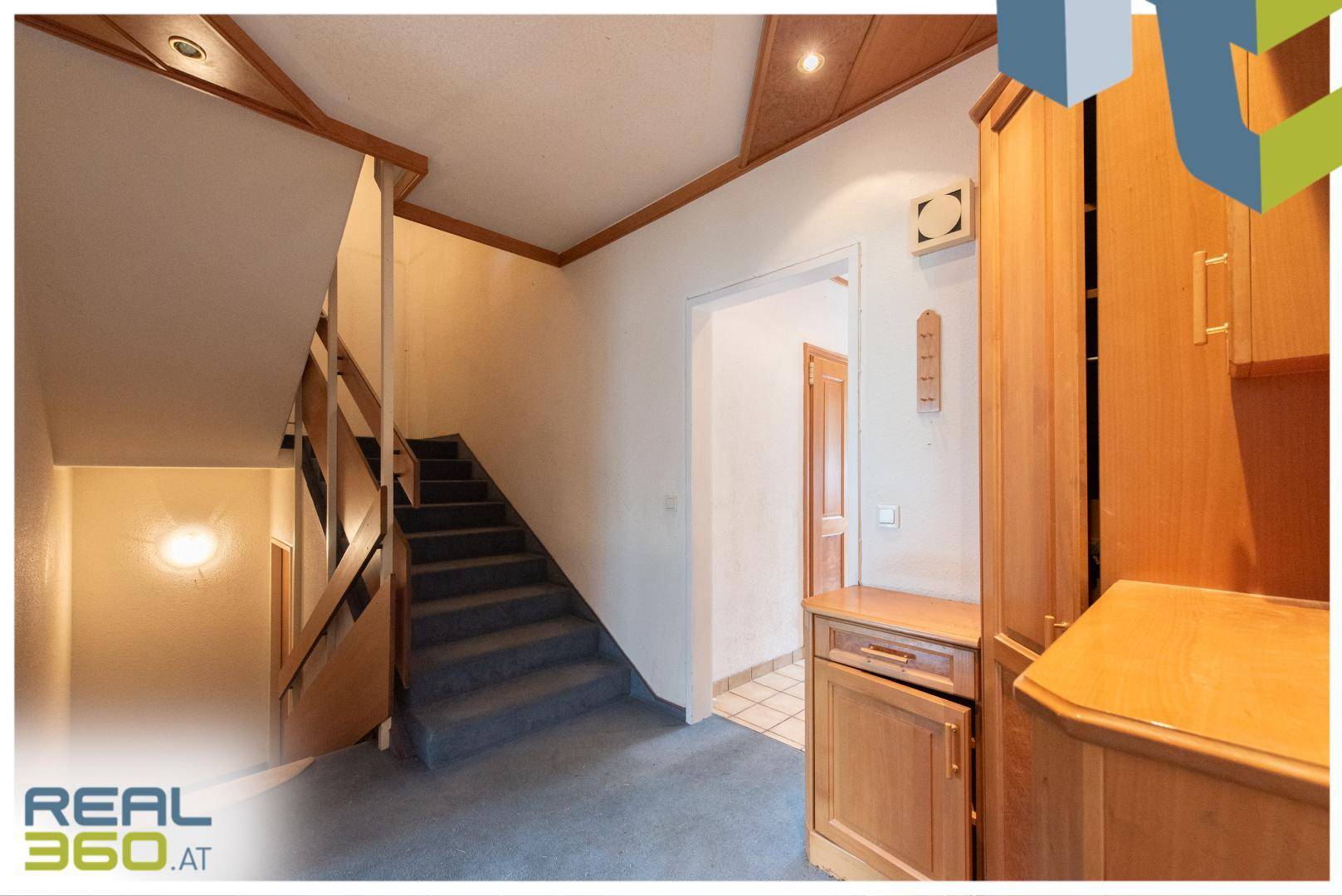 Bereich Aufgang OG aus dem Esszimmer