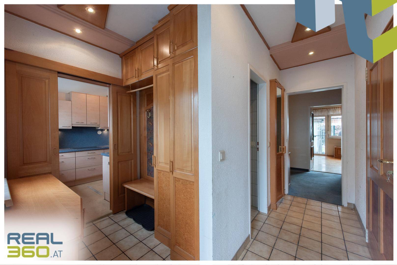 Vorraum mit Zugang zur Küche und Wohnzimmer