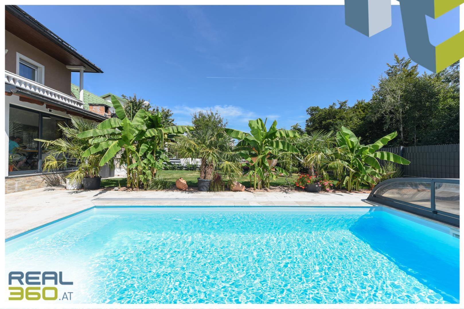 Pool mit Blick auf die angelegte Gartenanlagenlage