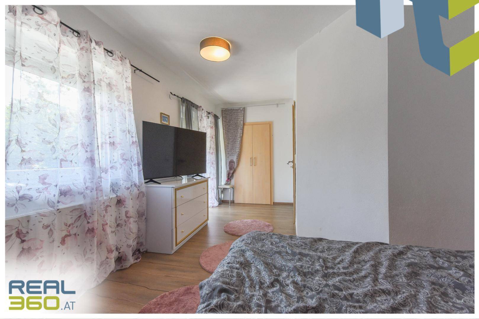 Zimmer mit kleinem Schrankraum OG