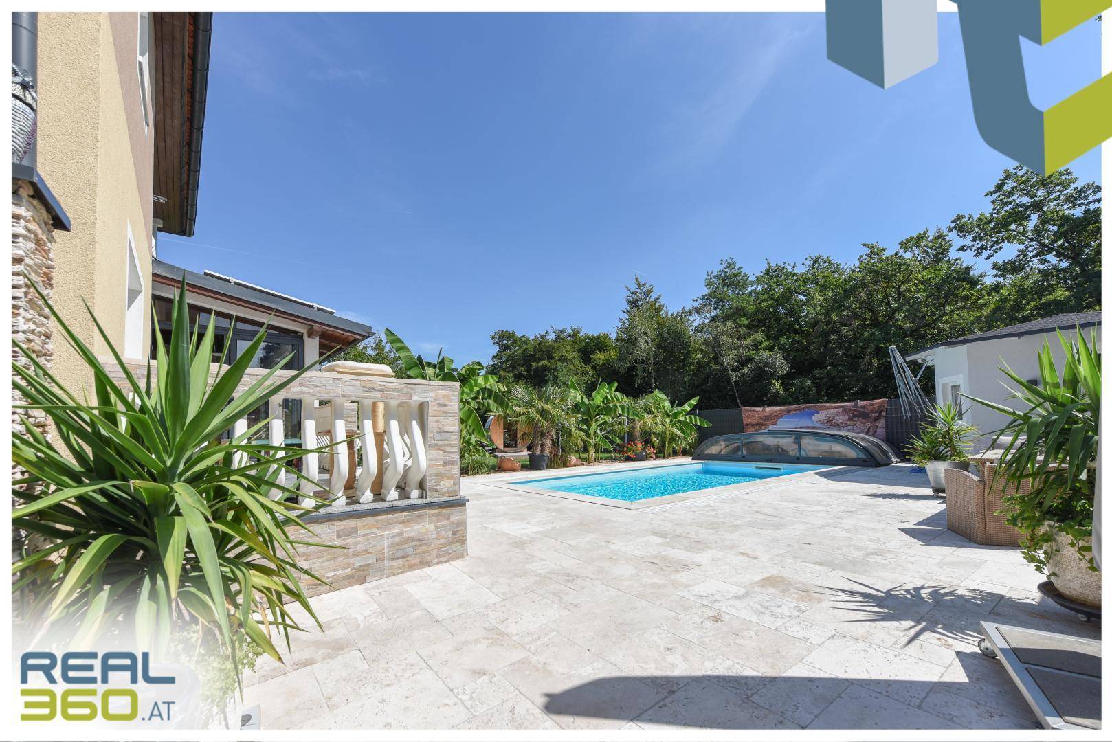 Außenbereich mit Pool