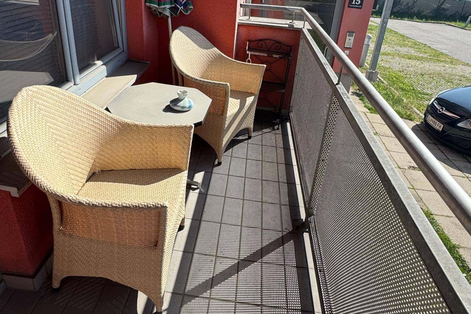 Kleiner, gemütlicher Balkon mit Sitzgelegenheiten und Blick auf die Umgebung.