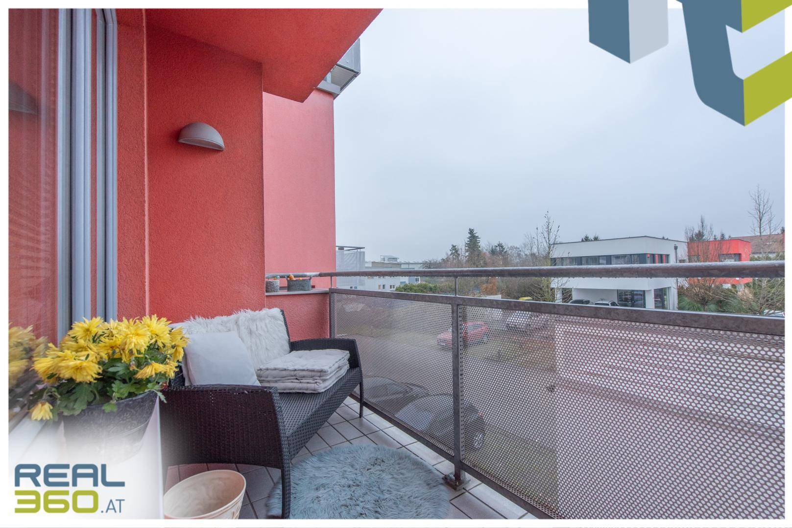 Gemütlicher Balkon mit Sitzgelegenheiten und Blick auf die umliegende Bebauung.